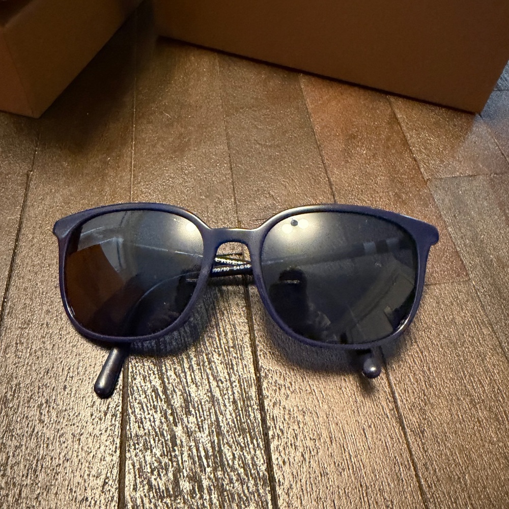 Burberry Sunglasses - Picture 3 of 4